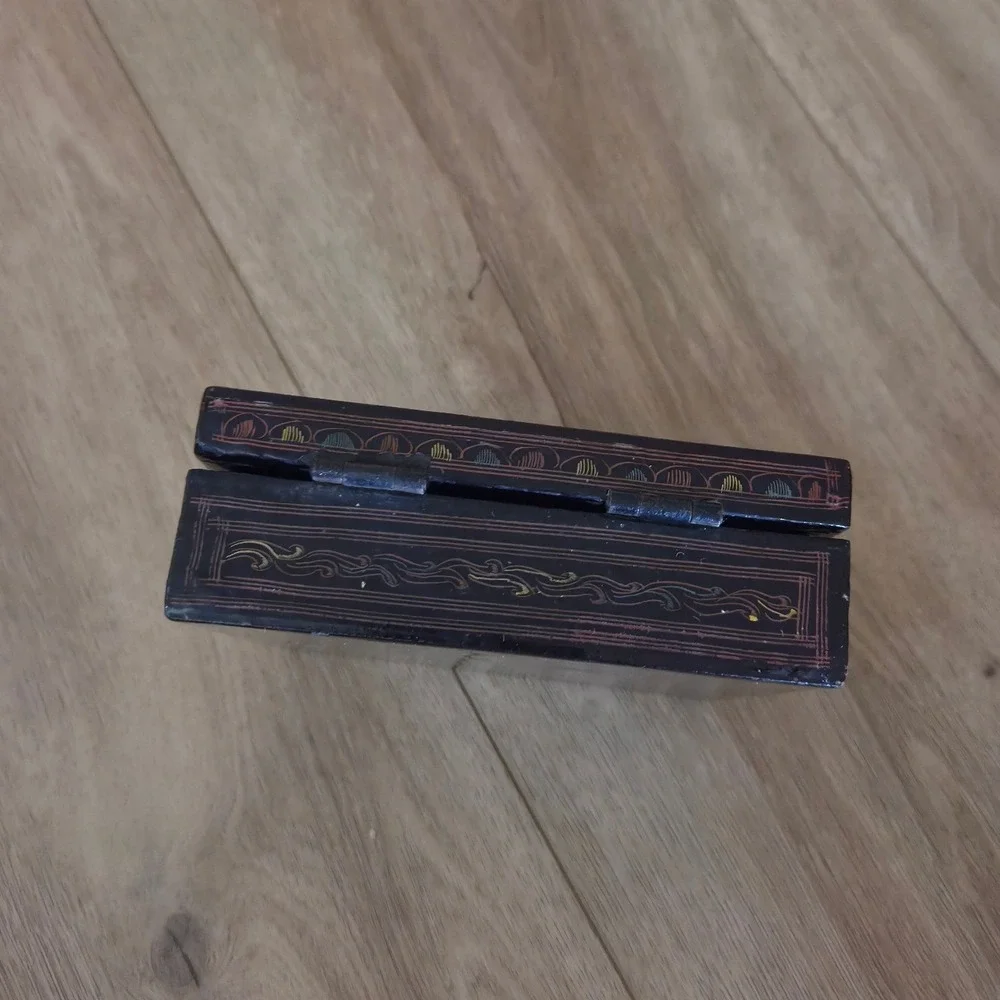 Vintage Decorative Hinged Wood Lacquerware‎ Trinket Box Ornate Pattern